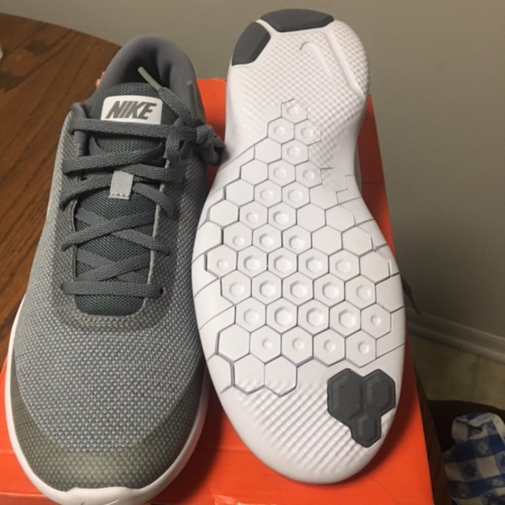NEW IN BOX  Women's Size 10.5 NIKE Flex RN7 - Picture 2 of 11